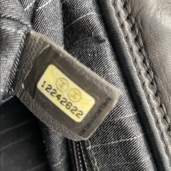 Large CHANEL chain tote - Picture 3 of 4